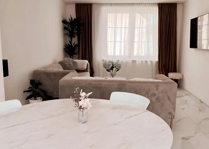 Luxrem-De 3 Apartments דירה *